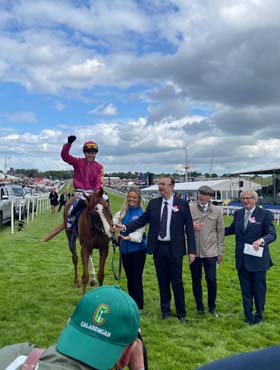 Shapoor Mistry leading in Thundering On (Dylan Browne McMonagle up) , winner of English Oajs on Friday.